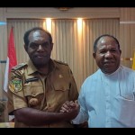 Ketua BP3OKP Papua Alberth Yoku (kanan) bersama Bupati Keerom Piter Gusbager (kiri) (ANTARA/Ardiles Leloltery)-1700549954
