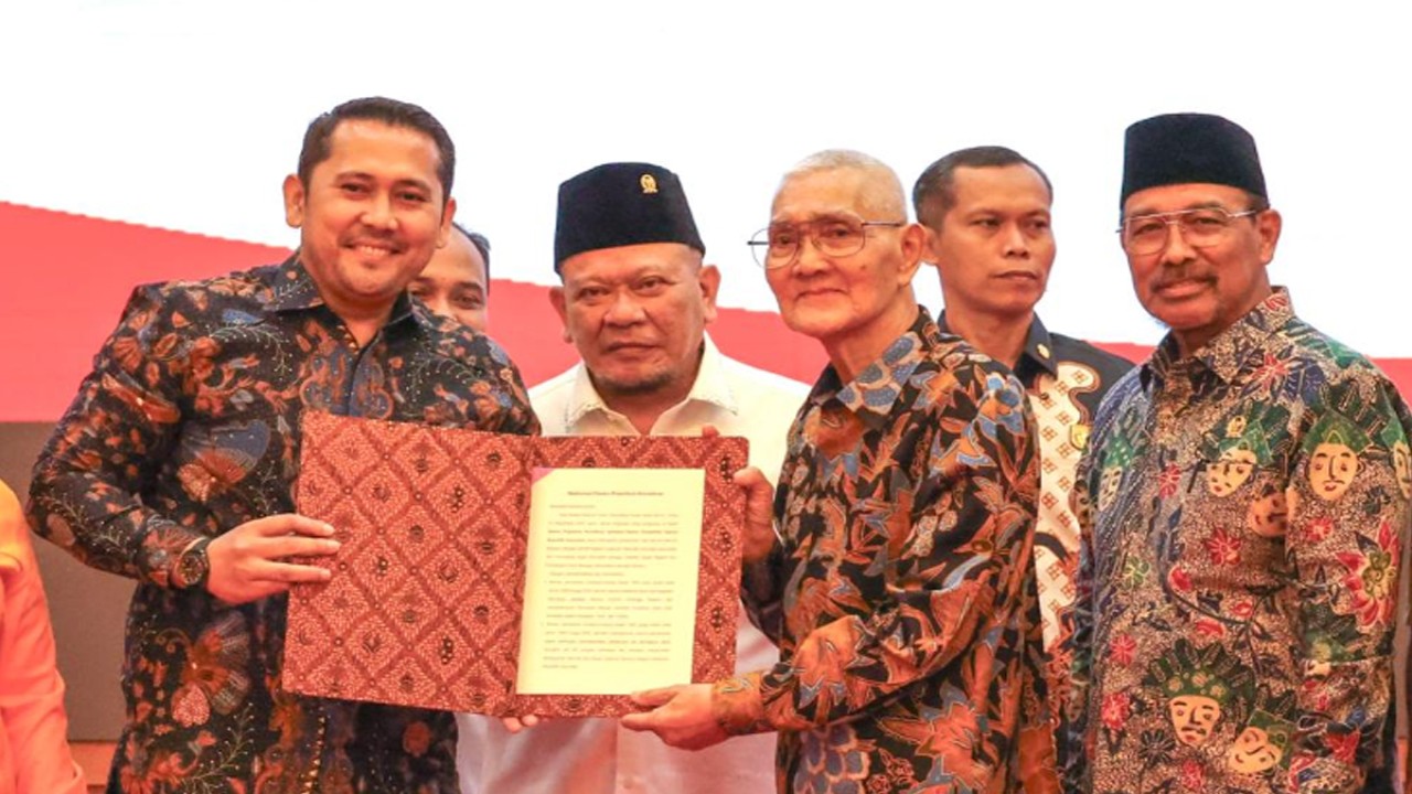 Ketua DPD RI AA LaNyalla Mahmud Mattalitti, Wakil Presiden Republik Indonesia ke-6 Try Sutrisno, sejumlah anggota DPD RI, para guru besar dan akademisi dari berbagai kampus, purnawirawan TNI, ulama, tokoh dan para pimpinan dari berbagai organisasi kemasyarakatan menyampaikan Maklumat Dewan Presidium Konstitusi Kembali ke UUD 1945 Sebelum Amandemen di Nusantara IV Gedung MPR, Jumat 10 November 2023.