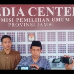 Ketua KPU Provinsi Jambi Iron Sahroni saat diwawancarai media di Jambi,(ANTARA/Zis/Nanang Mairiadi)-1699256388