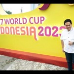 Ketum PSSI Erick Thohir di depan ornamen Piala Dunia U-17 di Bundaran HI, Jakarta, beberapa waktu lalu. ANTARA/HO-PSSI/am.-1701160218
