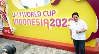 Ketum PSSI Erick Thohir di depan ornamen Piala Dunia U-17 di Bundaran HI, Jakarta, beberapa waktu lalu. ANTARA/HO-PSSI/am.-1701160218