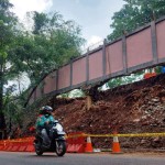 Kondisi turap pembatas dinding Taman Margasatwa Ragunan yang longsor pada Senin (6/11/2023). (ANTARA/Muhammad Ramdan)-1699268983