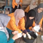 Mahasiswa Unja saat mengajarkan pembuatan sabun dari limbah kulit nanas, Rabu (1/11/2023). (ANTARA/HO-Unja)-1699253542