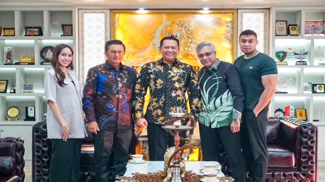 Ketua MPR RI Bambang Soesatyo dan Wakil Ketua MPR RI Fadel Muhammad menerima Suresh Harjani dan Kenny Harjani, pendiri PK Entertainment, promotor konser Coldplay dan penyanyi Ed Sheeran di Indonesia/Dok MPR 