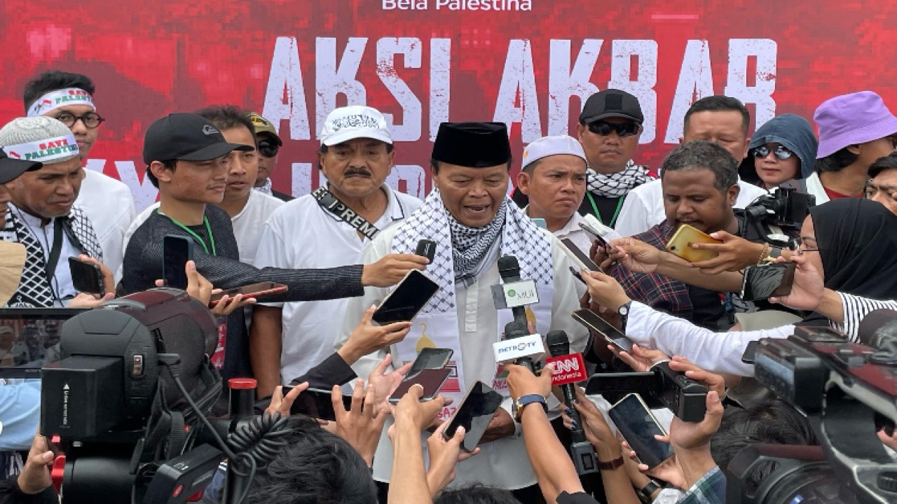 Wakil Ketua MPR RI Hidayat Nur Wahid memberi keterangan pers dalam Aksi Akbar Aliansi Rakyat Indonesia Bela Palestina di Monumen Nasional (Monas) Jakarta/Dok MPR 