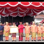 Pejabat Bupati Bangka M Haris (memagang piagam penghargaan) (ANTARA/Kasmono/Ho.Diskominfotik Bangka)-1700635510