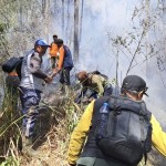 Pemadaman api di Gunung Panderman terkendala medan ekstrem-1700645196
