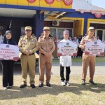 Penjabat Bupati Muna Barat, Dr. Bahri, saat menyerahkan secara simbolis beasiswa prestasi kepada 257 orang warganya, Senin (Antara/HO)-1699255890