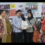 Penjabat Wali Kota Bengkulu Arif Gunadi saat menyerahkan bantuan ke warga rentan stunting. ANTARA/Anggi Mayasari-1699960281