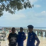 Personel Ditpolairud Polda Maluku sambangi warga pesisir sampaikan pesan kamtibmas, di Salahutu, Maltemg, Rabu. (ANTARA/Winda Herman)-1698906781