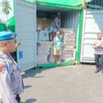 Personel Polda Maluku saat melakukan pengawalan logistik Pemilu dari Pelabuhan Peti Kemas Ambon, Selasa. (ANTARA/Winda Herman)-1700035457