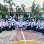 Personel Polsek Tualang bersama guru dan siswa siswi SMP N 5 Tualang usai sosialisasi tentang perundungan. (ANTARA/HO-Polres Siak)-1700465639