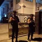 Personel Satgas OMB Polda Maluku saat mengamankan melekat di kantor KPU Maluku, Ambon, Senin. (ANTARA/Winda Herman)-1699876833