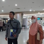 Petugas Imigrasi Blitar mendampingi CNC, warga negara Taiwan yang dideportasi karena melebihI izin tinggal. ANTARA/HO-Imigrasi Blitar-1701158217