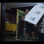 Petugas KPU Singkawang memuat bilik suara di gudang logistik KPU (Rudi)-1699256756