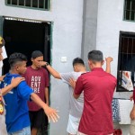 Petugas Lepas Kelas IIB Lubuk Basung menggeledah warga binaan, Kamis (16/11/2023). Antara/HO- Lapas Lubuk Basung.-1700214262