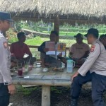 Polres Lombok Tengah bagikan brosur sosialisasi pencegahan TPPO-1699949811