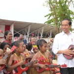 Presiden Joko Widodo bermain ukulele bersama pelajar di Biak Numfor, Papua, Kamis (23/11/2023). ANTARA/HO-Biro Pers Sekretariat Presiden-1700716567