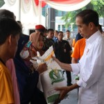Presiden Jokowi saat menyalurkan bantuan pangan kepada masyarakat Purwakarta, Jawa Barat. (ANTARA/HO-Bulog).-1699522638