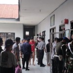 Proses penggeledahan blok tahanan Rutan Kelas IIB KOlaka. (Antara/La Ode Muh Deden Saputra)-1701158001