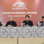 Radja Nainggolan bersama Ketum PSSI Erick Thohir dan Sabreena Dressler-1699474473