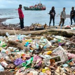 Sejumlah orang berada di dekat sampah di pantai Kota Ternate, Maluku Utara. ANTARA/Abdul Fatah-1699961507
