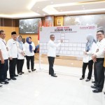 Sekretaris Daerah Kota Batam Jefridin Hamid (tengah) saat menandatangani Pakta Integritas Gerbang Satria. (ANTARA/HO-Pemkot Batam)-1699952504
