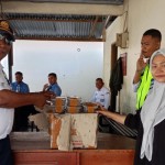 serah terima satwa kadal lidah biru di Bandara Sultan Babullah Ternate, Maluku Utara ke SKW Ternate. (ANTARA/Winda Herman)-1698807062