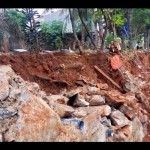Tembok TPU Cibubur II longsor timpa pagar rumah warga-1699269117