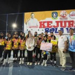 Tim bola voli putri saat berfoto bersama Kadisporan Natuna. (ANTARA/HO-warga Natuna)-1700566400