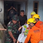 Tim SAR mengevakuasi warga terdampak banjir pada Ahad (19/11) di Air Lebay Natuna. (ANTARA/HO-Humas Basarnas Natuna)-1700556656