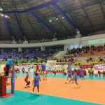 Tim voli putra Riau menang setelah mencetak skor 15:10 dalam set kelima pertandingan. ANTARA/HO-Humas Pemprov Riau.-1699268646