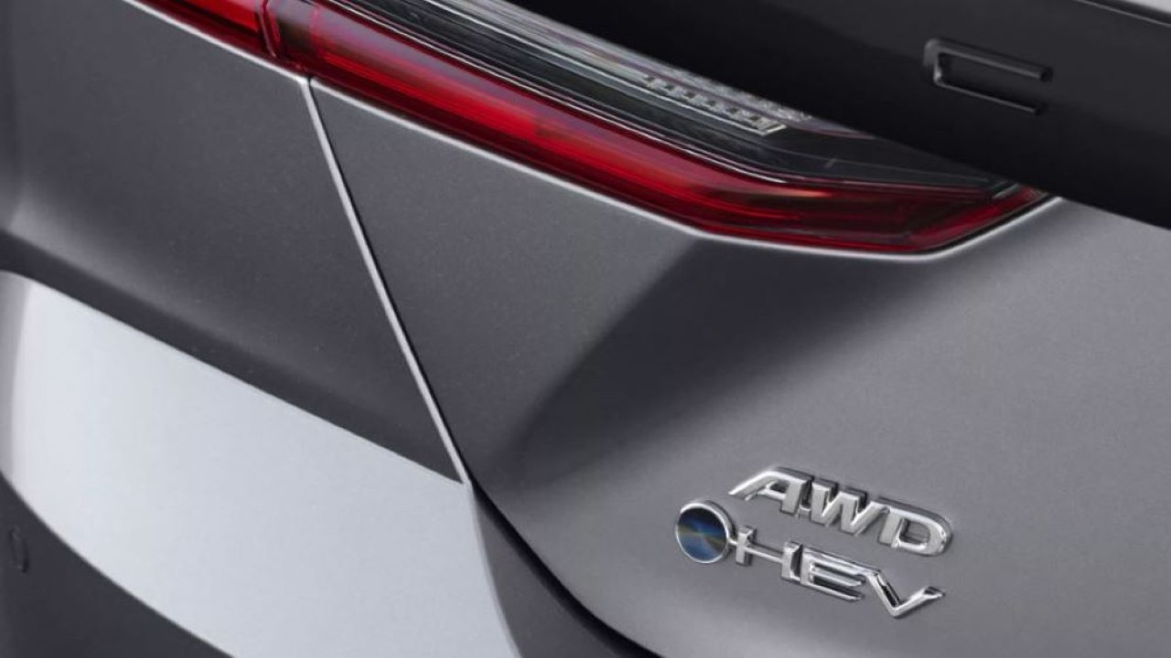Logo baru Toyota Camry hybrid menggunakan titik biru. (Toyota/Carscoops)