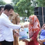 Wali Kota Batam Muhammad Rudi saat menyalurkan bantuan sembako kepada KPM di Batam (ANTARA/HO-Pemkot Batam)-1700477950