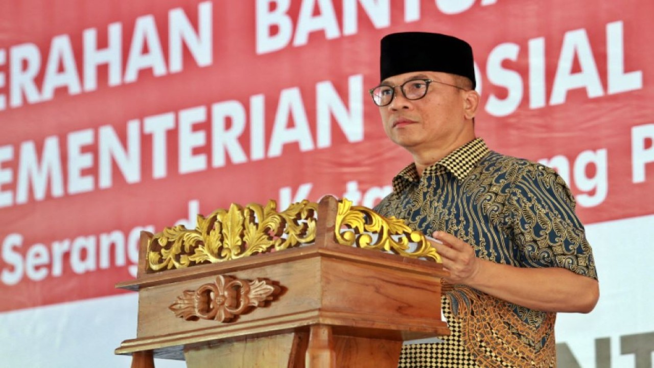 Wakil Ketua MPR RI H Yandri Susanto S.Pt menyerahkan bantuan sosial dari Kementerian Sosial kepada ratusan penerima manfaat yang berasal dari Kabupaten dan Kota Serang.