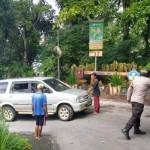 Anggota Polsek Tanjung Raya sedang mengatur lalu lintas di Kelok 17, Rabu (20/12/2023). Antara/HO-Polsek Tanjung Raya.-1703061354