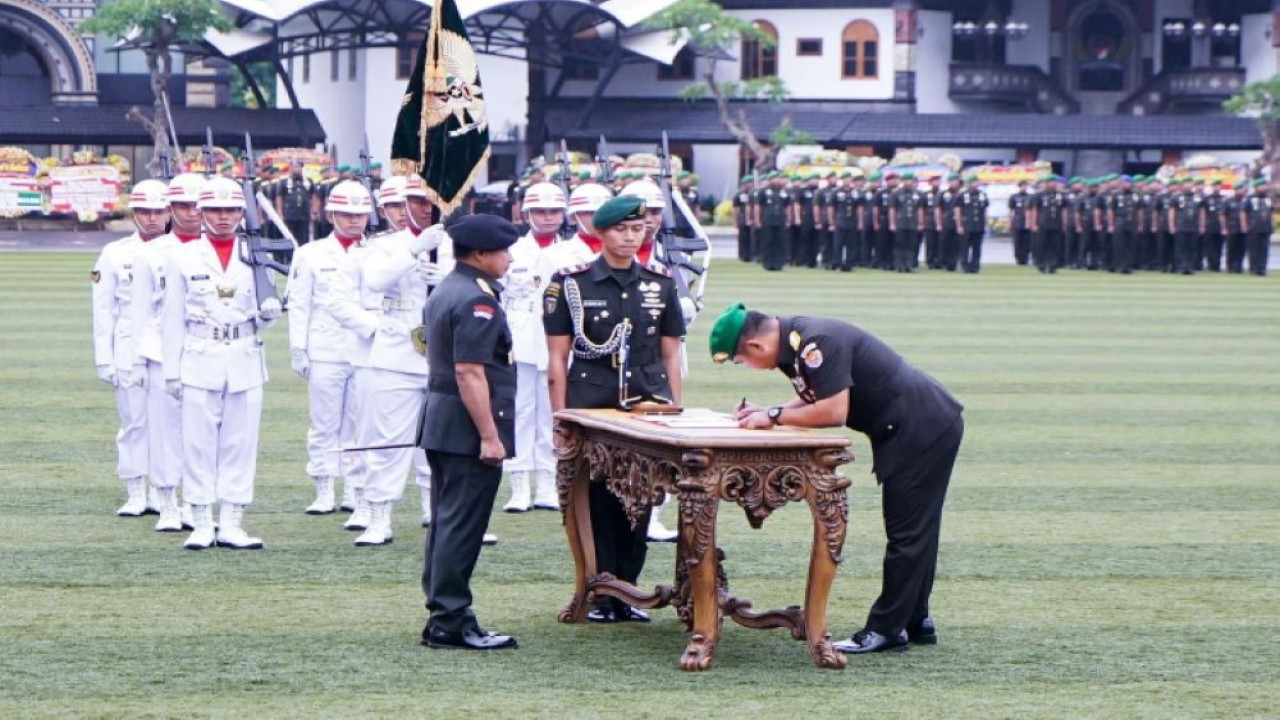 Bambang Soesatyo usai menghadiri Sertijab KASAD dari Jenderal TNI AD Agus Subianto kepada Jenderal TNI AD Maruli Simanjuntak, di Lapangan Mabes AD, Jakarta, Jumat (1/12/23).