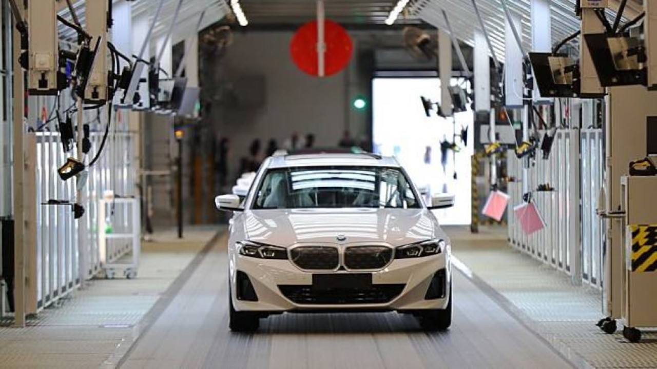 Mobil listrik BMW i3 terlihat di Pabrik Lydia milik BMW Brilliance Automotive (BBA) di Distrik Tiexi, Shenyang, Provinsi Liaoning, China timur laut, pada 23 Juni 2022. (Yang Qing/Xinhua)