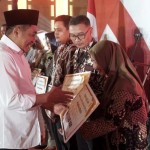 Bupati Magelang Zaenal Arifin memberikan penghargaan kepada wajib pajak. ANTARA/HO - Bagian Prokompim Kabupaten Magelang-1702362521