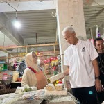 Capres nomor urut 3 Ganjar Pranowo di Pasar Induk Wonosobo, Jawa Tengah, Senin (18/12/2023). (ANTARA/Narda Margaretha Sinambela)-1702889137