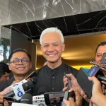 Capres RI Ganjar Pranowo usai mengunjungi pabrik rokok di Bantul, Yogyakarta, Selasa (19/12/2023). (ANTARA/Narda Margaretha Sinambela)-1702968947