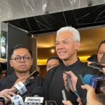 Capres RI Ganjar Pranowo usai mengunjungi pabrik rokok di Bantul, Yogyakarta, Selasa (19/12/2023). (ANTARA/Narda Margaretha Sinambela)-1702976792