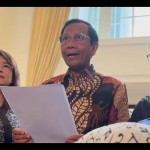 Cawapres RI Mahfud Md. (tengah) saat memberikan keterangan di kawasan Menteng, Jakarta, Jumat (22/12/2023). ANTARA/Rio Feisal-1703226245