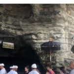 Dokumentasi wisatawan domestik dan mancanegara saat menikmati wisata religi di Pura Tanah Lot, Tabanan. ANTARA/Ni Putu Putri Muliantari-1702465672