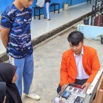 Dosen dan mahasiswa Unja mengajar teknologi PLTS kepada pelajar di Jambi, Senin (4/12/2023). (ANTARA/HO-Unja)-1701758869