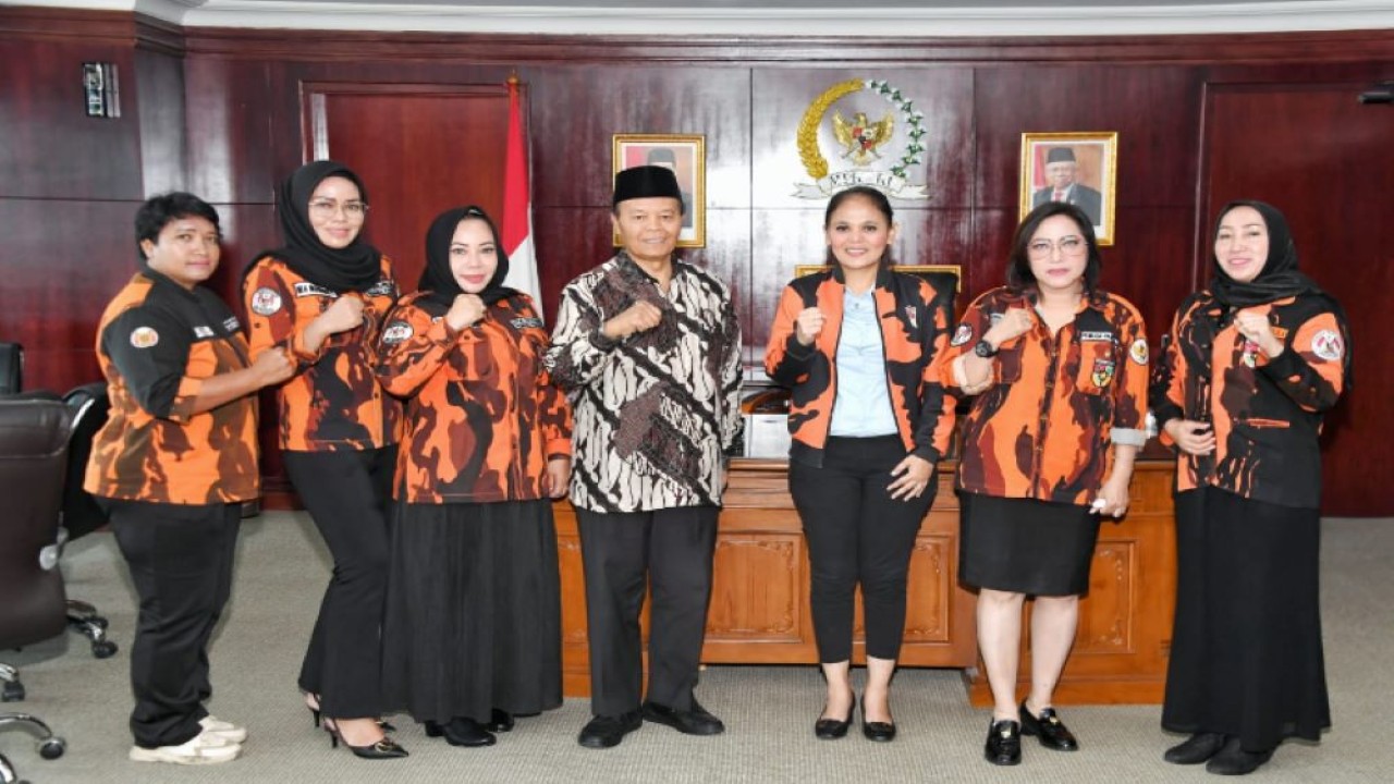 Wakil Ketua MPR Dr. H. Muhammad Hidayat Nur Wahid MA (HNW), menerima pimpinan organisasi Srikandi Pemuda Pancasila DPW Jakarta.