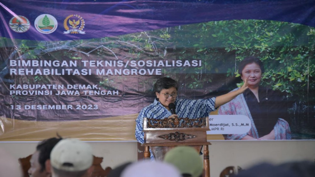 Wakil Ketua MPR RI, Lestari Moerdijat saat berbicara pada acara Bimbingan Teknis Sosialisasi Kegiatan Rehabilitasi Mangrove di Kabupaten Demak, Jawa Tengah, yang digelar Badan Restorasi Gambut dan Mangrove Republik Indonesia, Rabu (13/12).