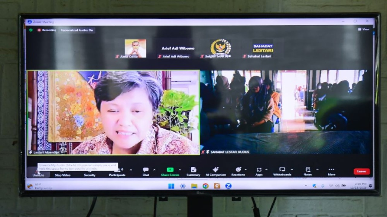 Wakil Ketua MPR RI, Lestari Moerdijat secara daring pada acara Temu Tokoh yang dihadiri para mahasiswa di Kabupaten Kudus, Jawa Tengah, Jumat (15/12).