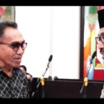 Gubernur Maluku Murad Ismail (kanan) menyalurkan Alkitab kepada gereja di Maluku Tengah secara simbolis ANTARA/HO-Pemprov Maluku-1702879135