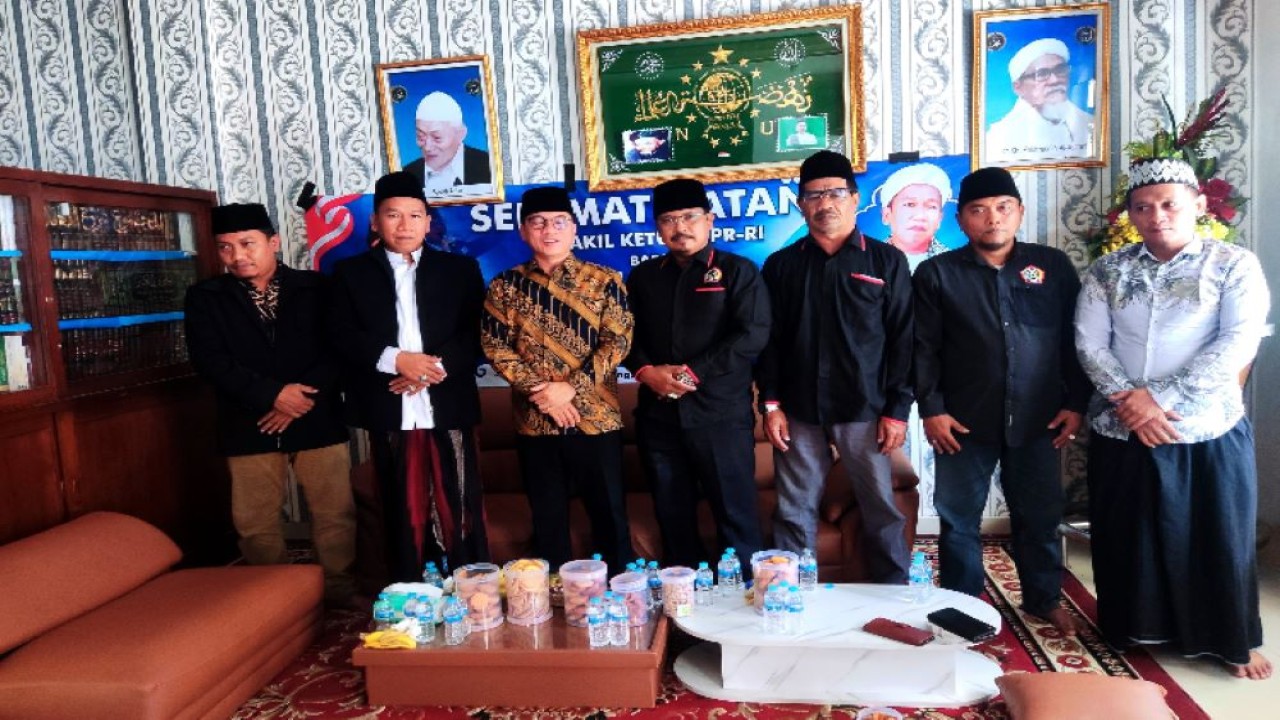 Wakil Ketua MPR RI Yandri Susanto saat melakukan pertemuan dengan Ikatan Keluarga Madura (Ikama) Kota Serang di Pondok Pesantren Miftahu Nuril Akhlaq Serang Banten, Rabu 13 Desember 2023